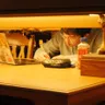 ノートと本が置かれた静かな読書机