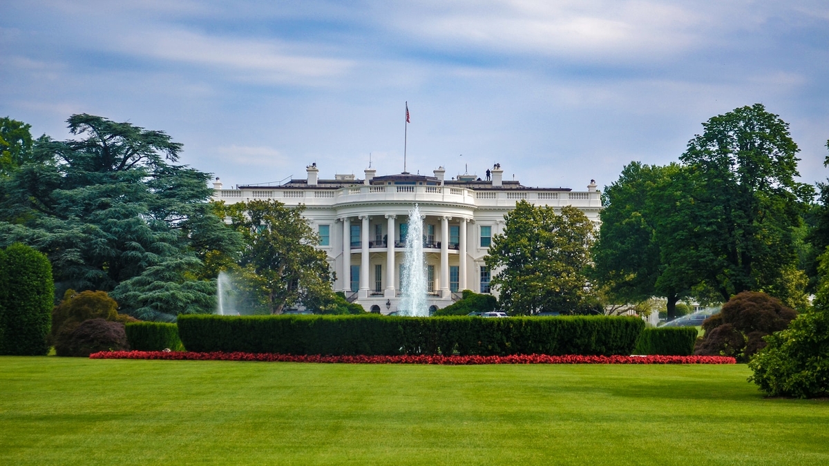 ホワイトハウスでAI政策に署名する米大統領