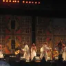 モロッコのエッサウィラで開催されたGnaoua音楽祭の舞台で演奏する音楽家たち